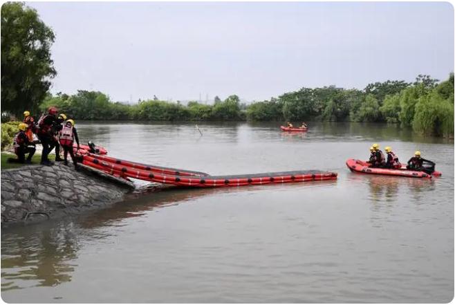 “多人落水”如何科學施救?消防員架起水上浮橋演練極限營救