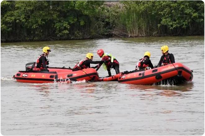 “多人落水”如何科學施救?消防員架起水上浮橋演練極限營救